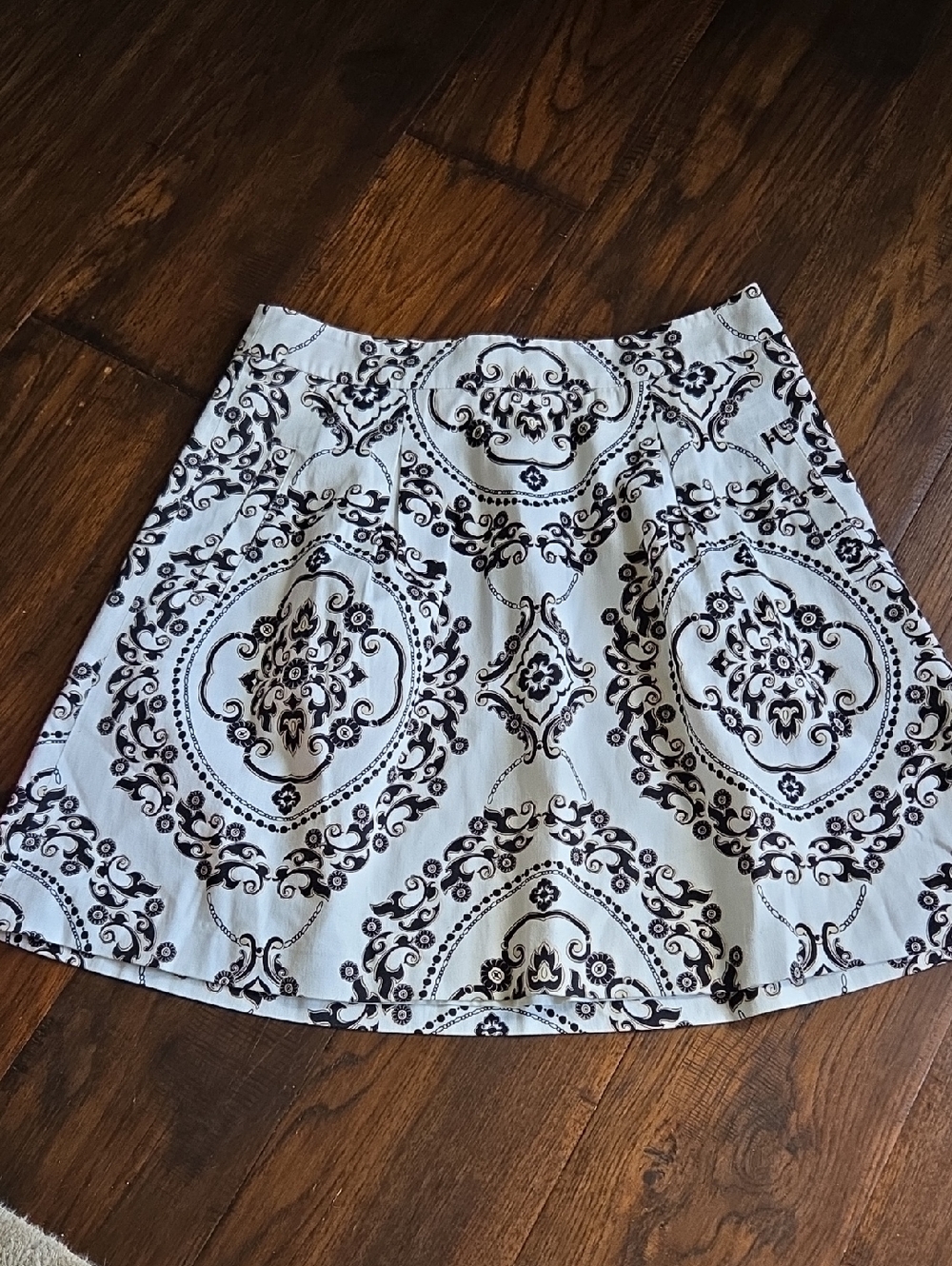 White House Black Market White Skater Skirt with Black Medallion Print Sz 6